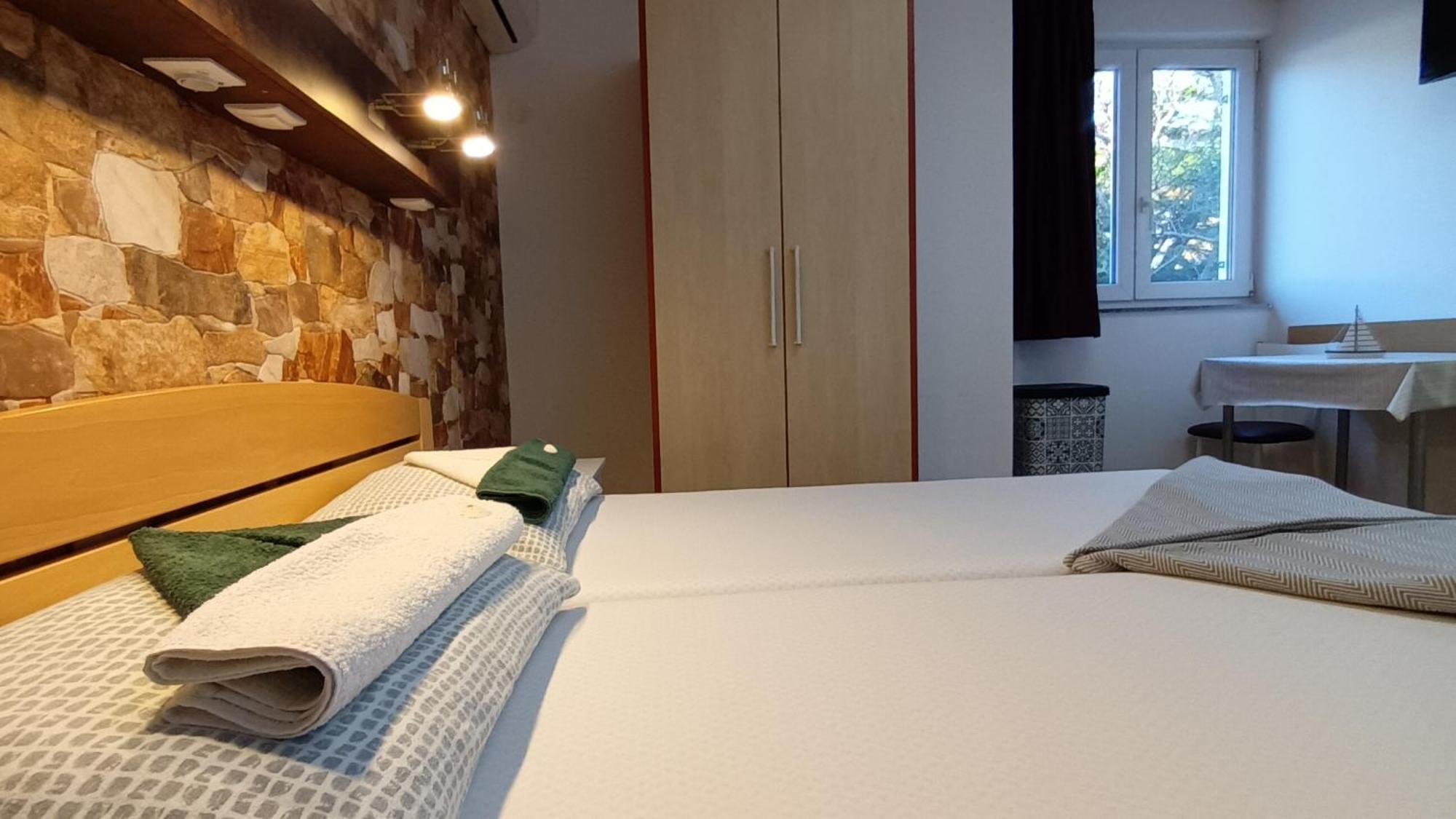 Ferienwohnung Bosi I Goli Starigrad Paklenica Exterior foto